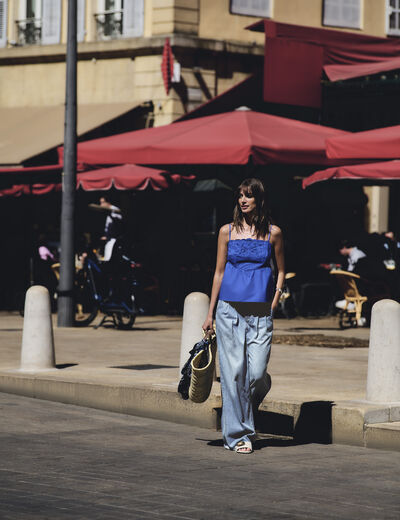 High-waisted wide-leg jeans bleach denim women
