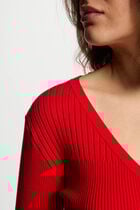 Pull col en V côtelé rouge femme