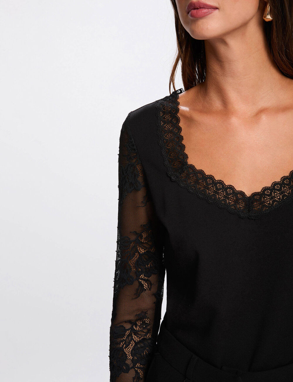 Lace t-shirt with sweetheart neckline black women