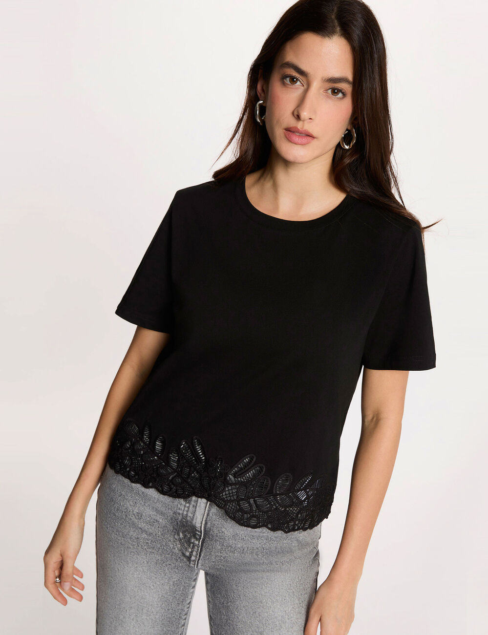 Embroidered round neck t-shirt black women
