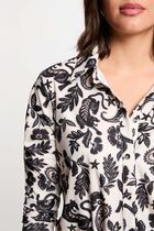 T-shirt with a turned-up collar white women