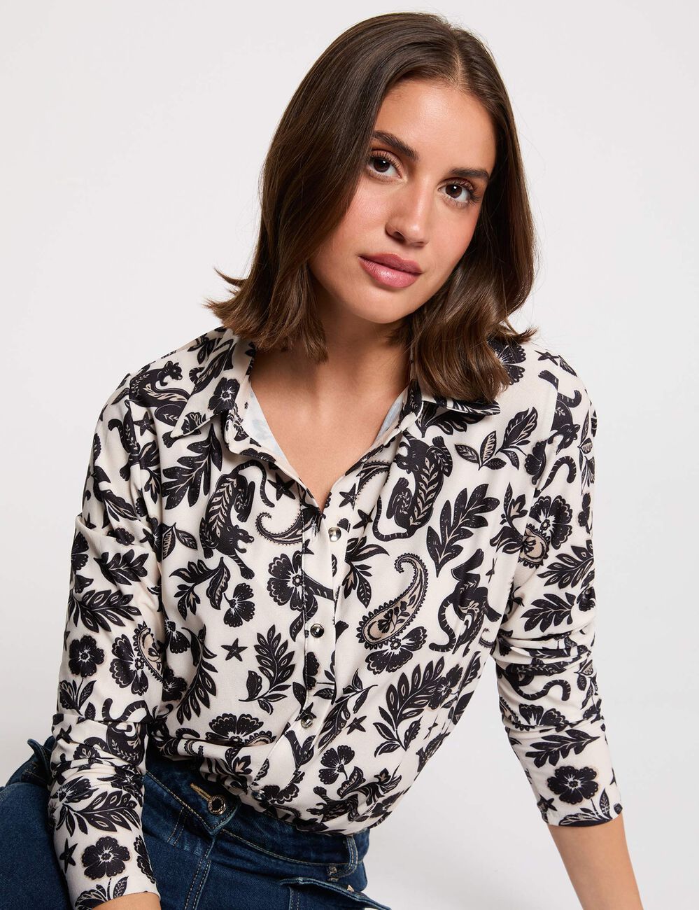 T-shirt with a turned-up collar white women