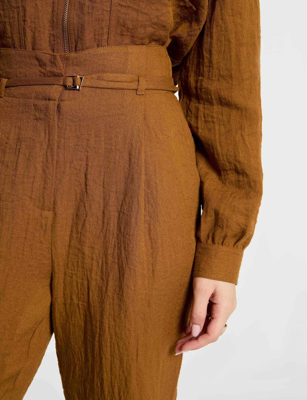 High-waisted carrot trousers camel women