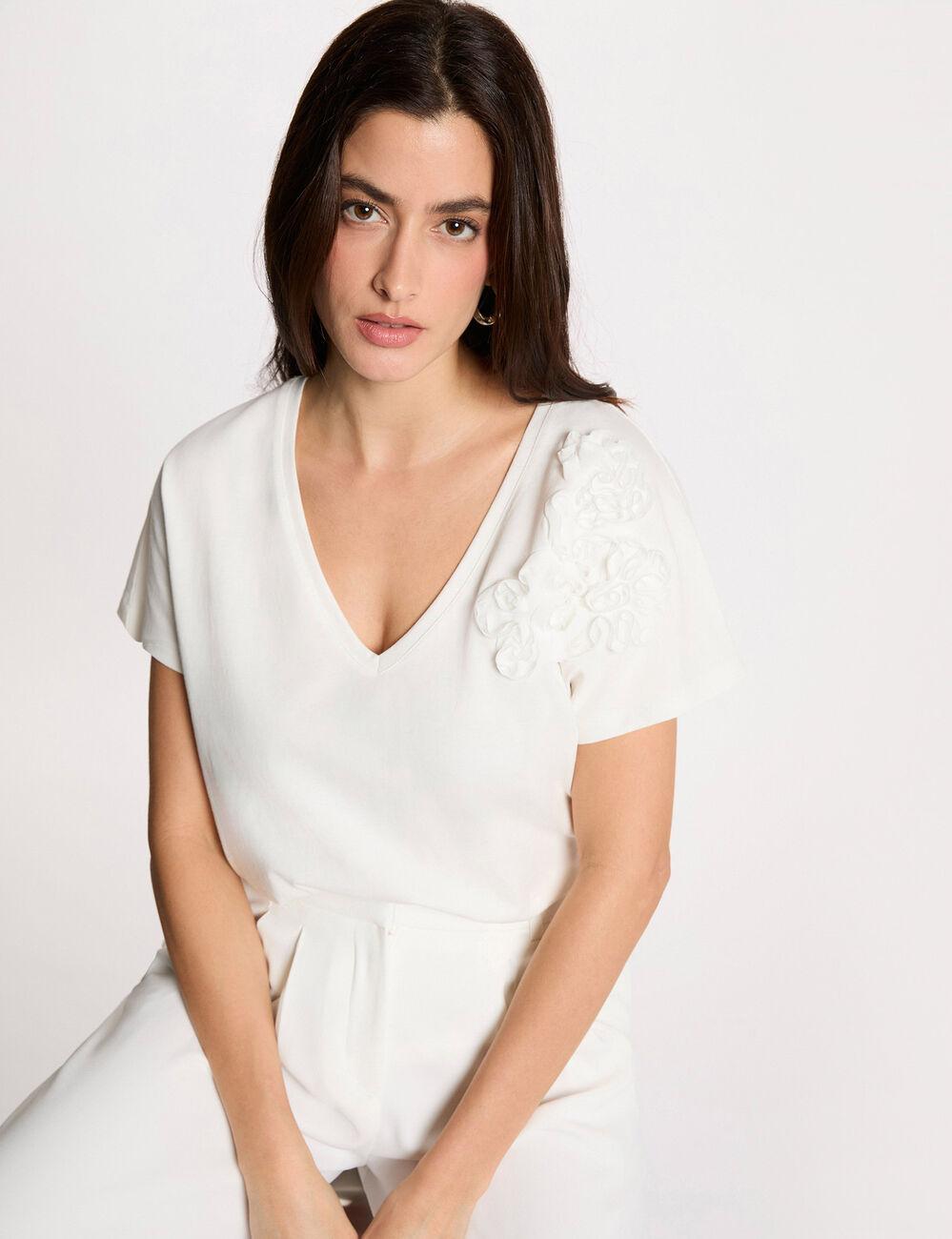 V-neck short-sleeve t-shirt white women