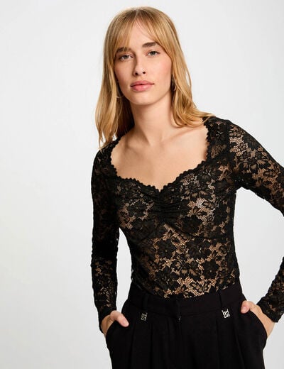 Lace t-shirt with sweetheart neckline black women