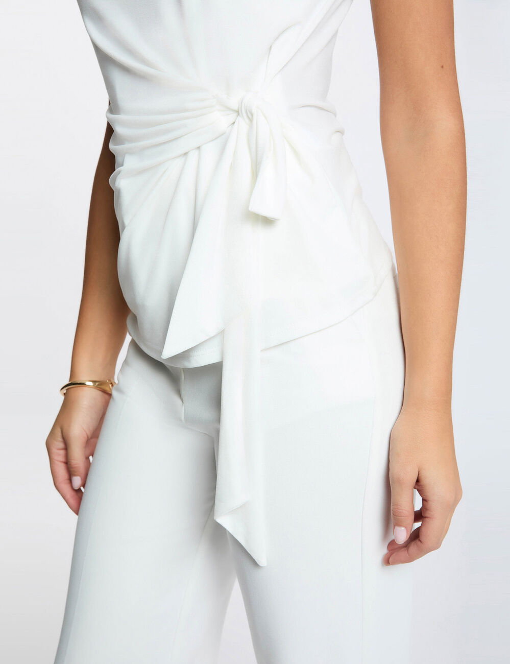 Sleeveless round neck t-shirt white women