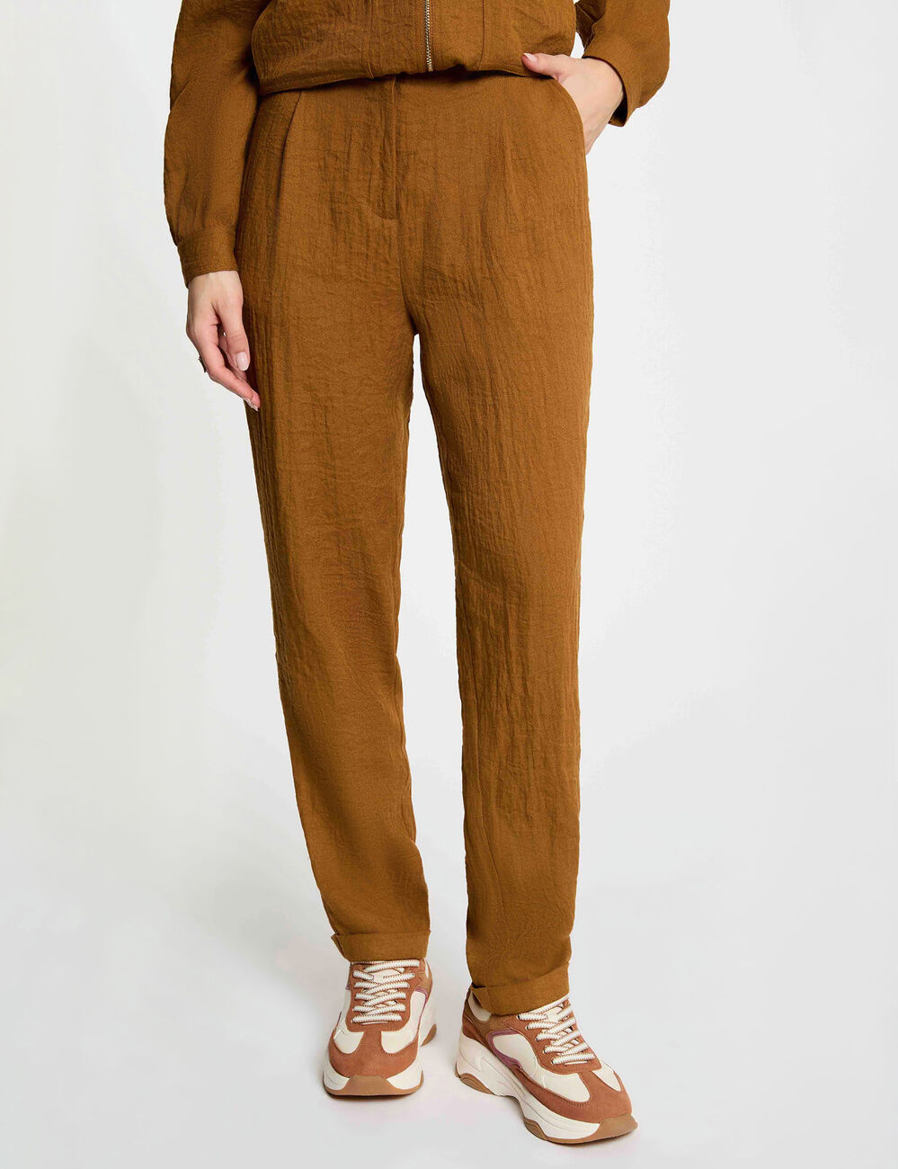 High-waisted carrot trousers camel women