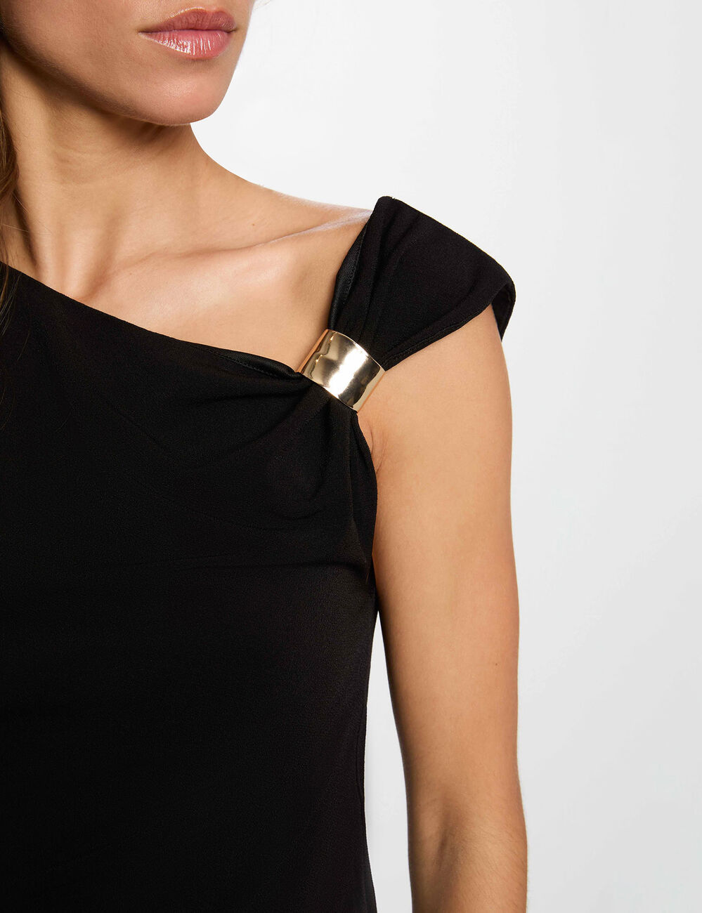 Round neck t-shirt black women