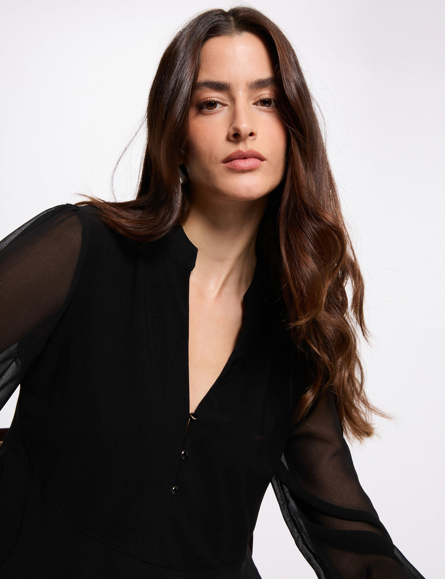 T-shirt with ruffled v-neck black women