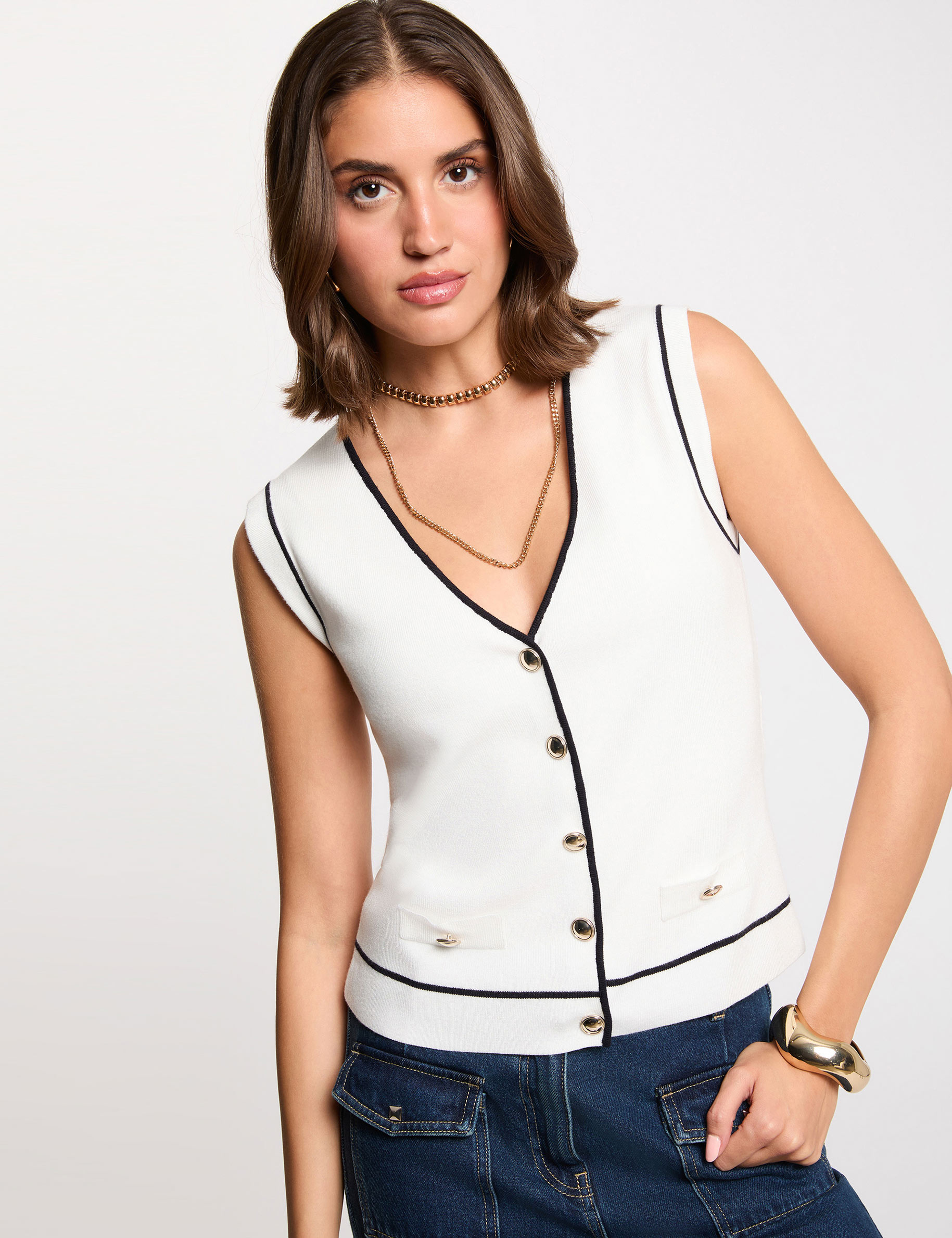 Sleeveless V-neck sweater white women