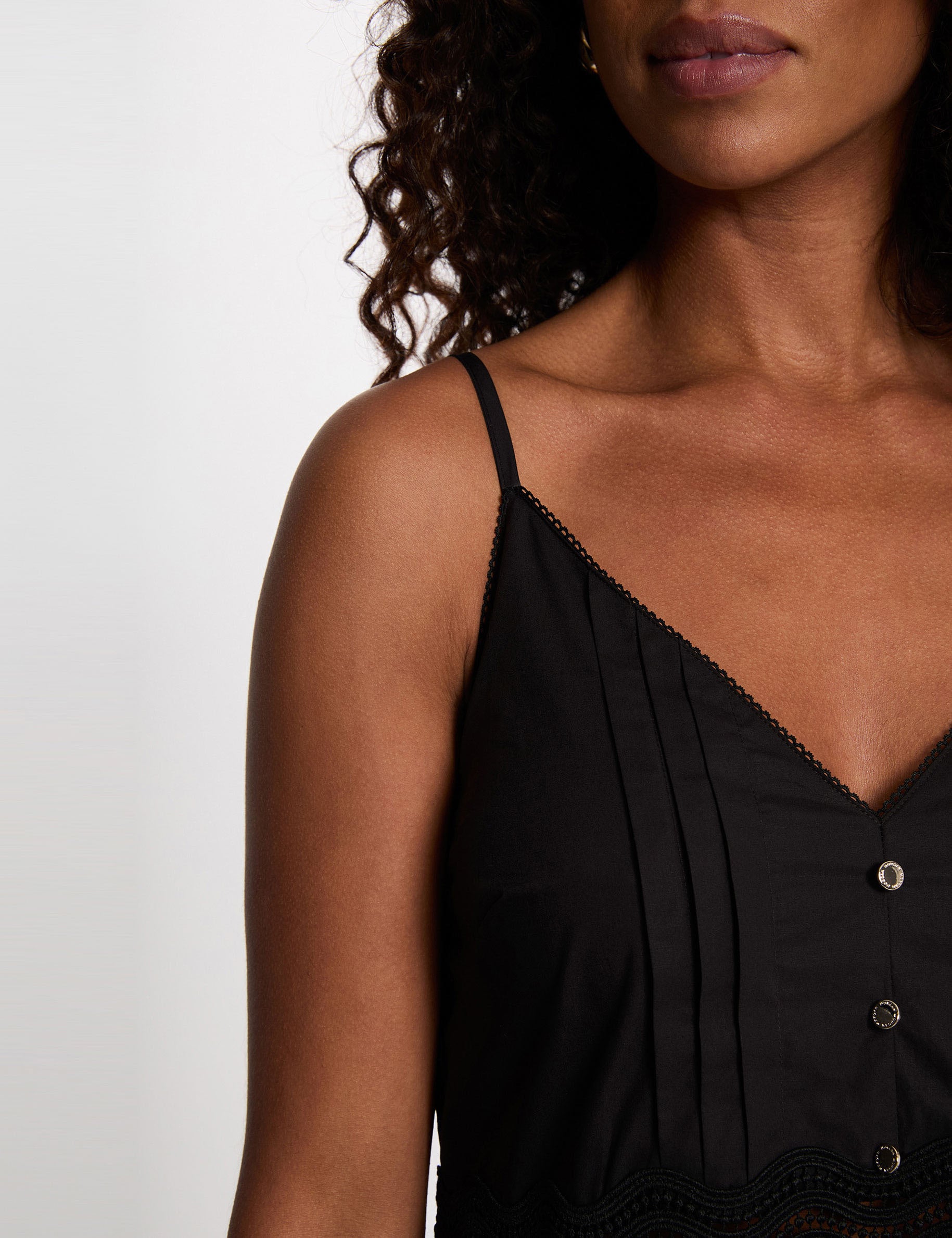Dress with thin straps and V-neck black women