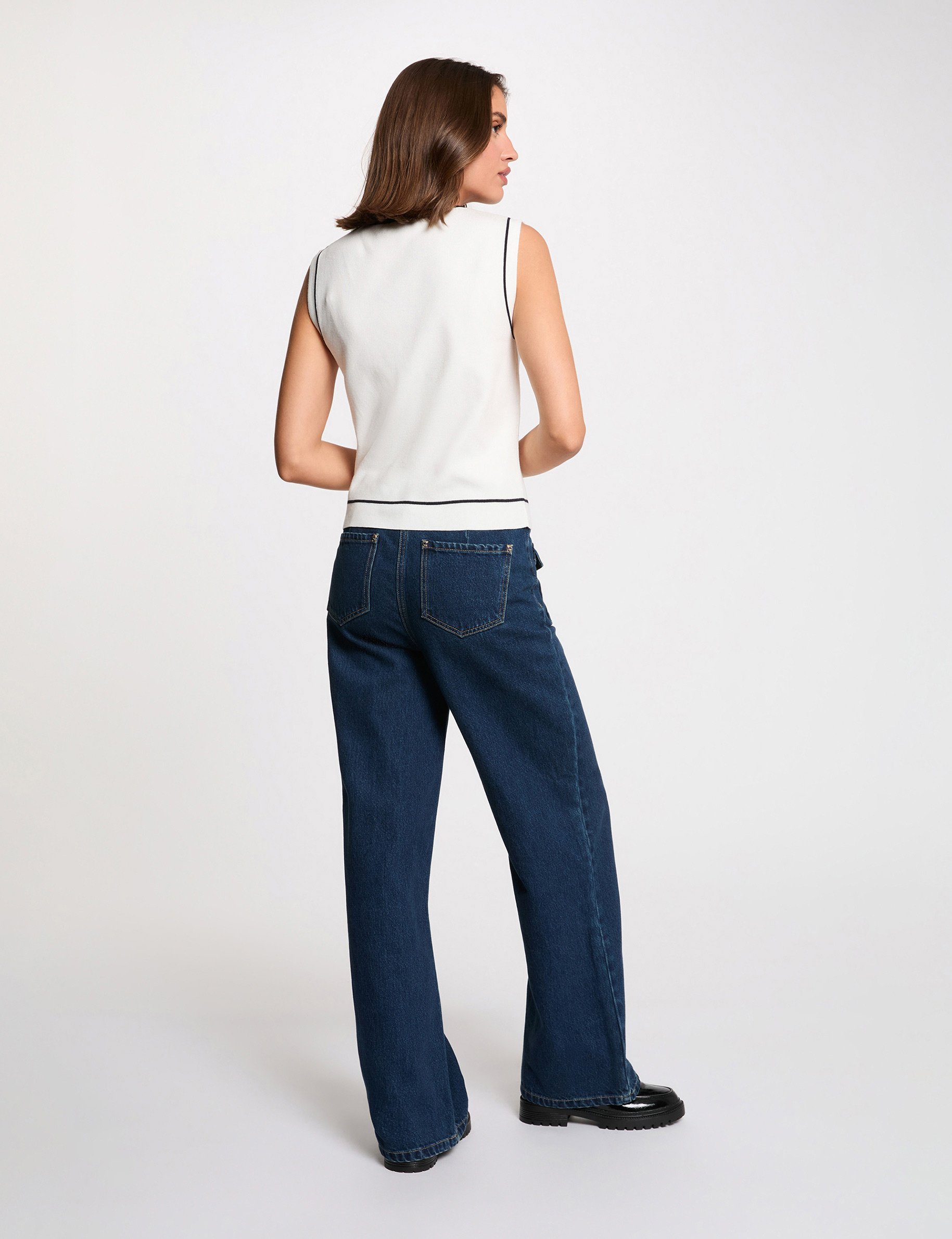 Sleeveless V-neck sweater white women