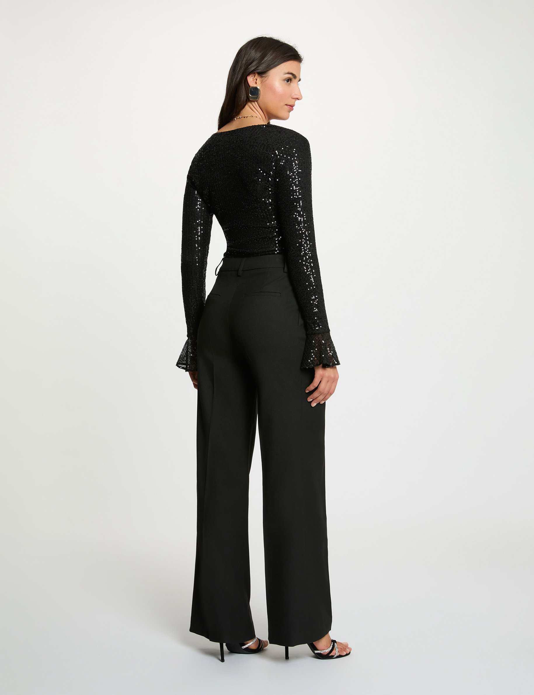 Fitted v-neck t-shirt black women