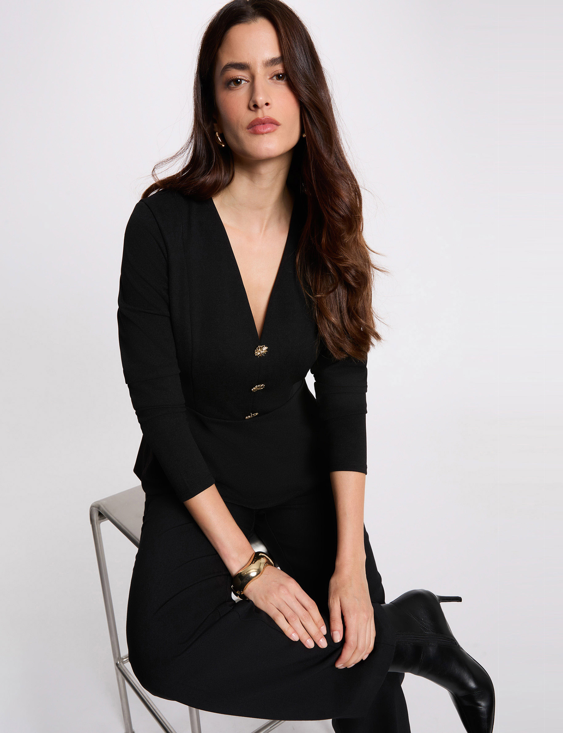 Fitted v-neck t-shirt black women