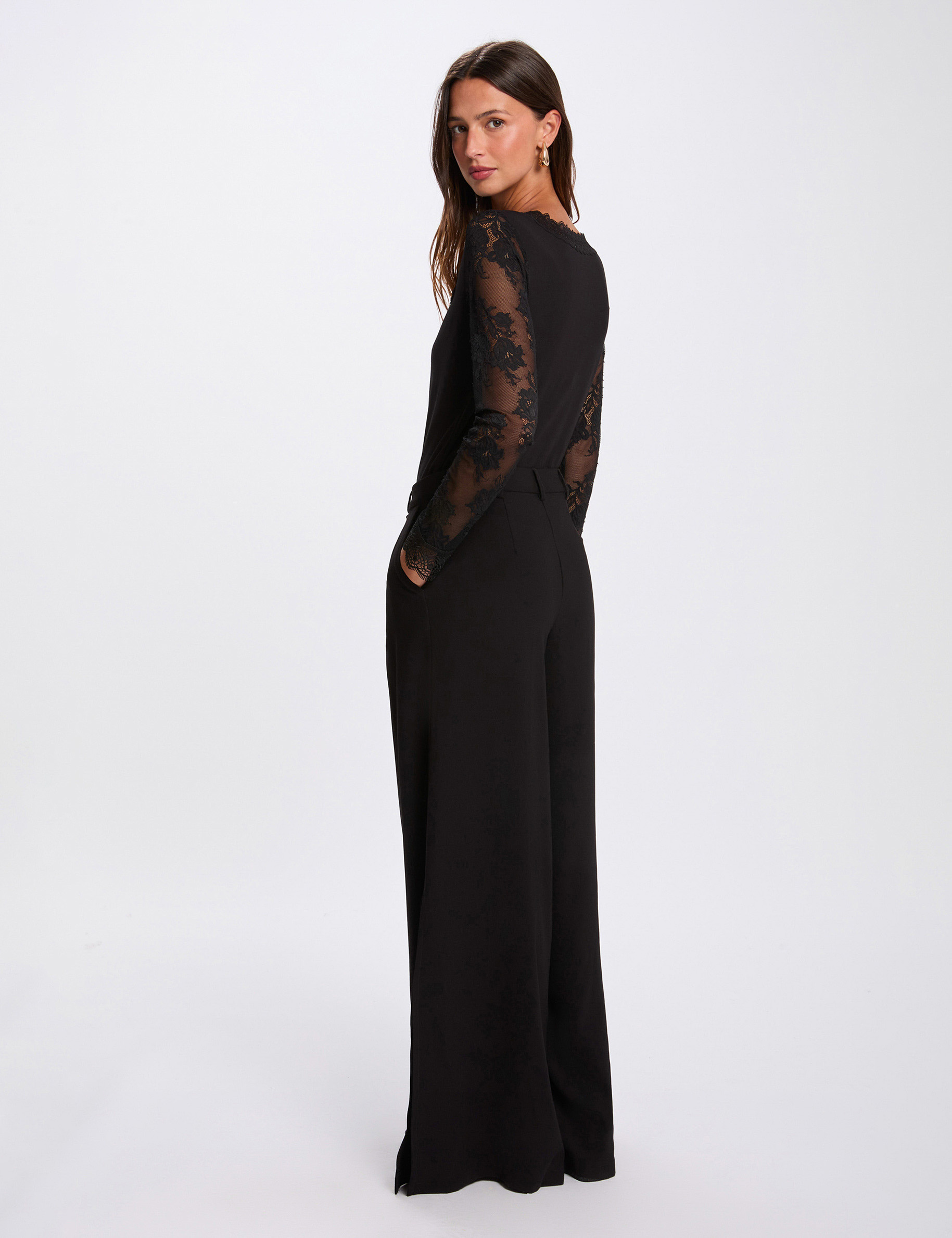 Lace t-shirt with sweetheart neckline black women