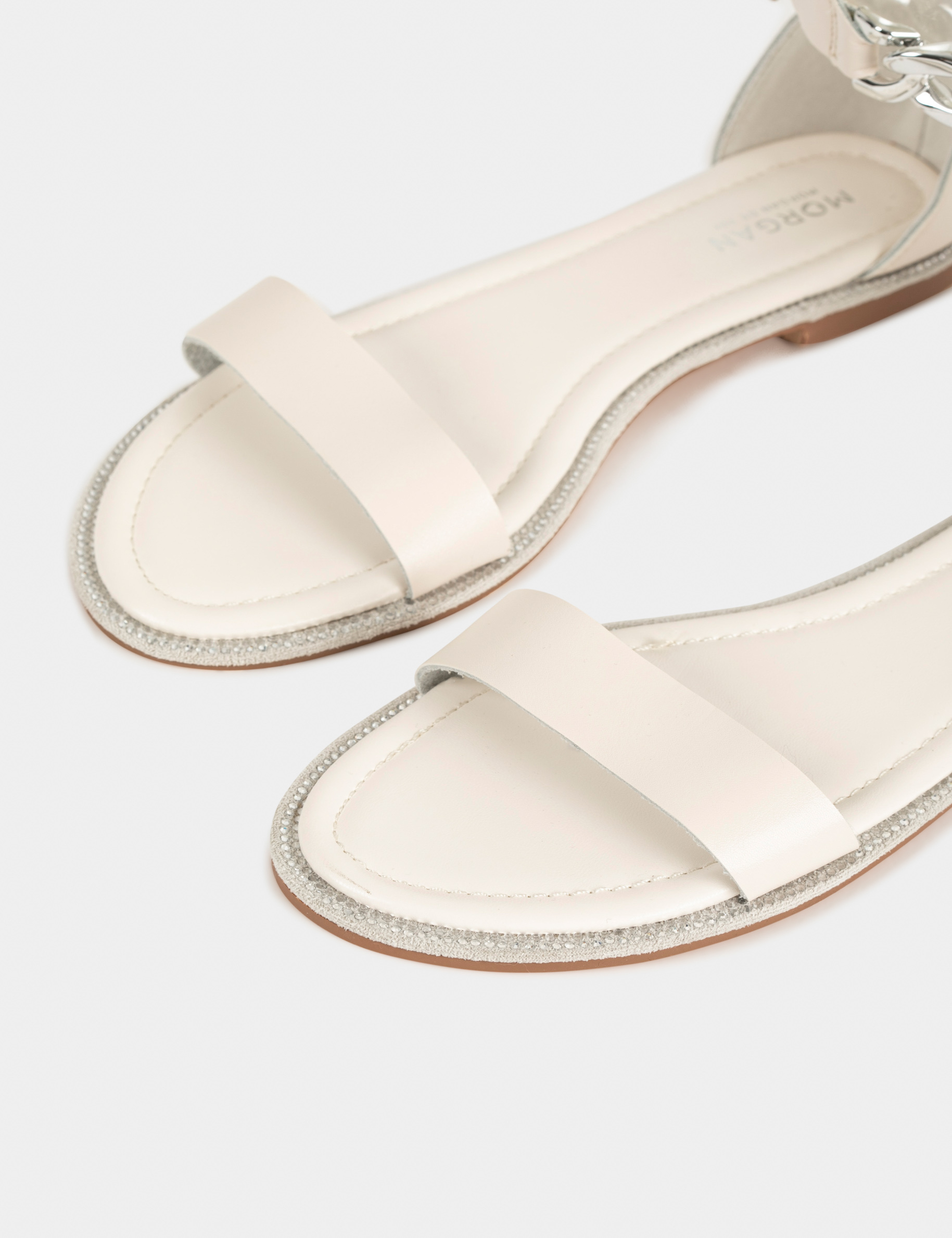 sandales plates avec chaine beige femme Sandales plates avec chaîne beige femme
