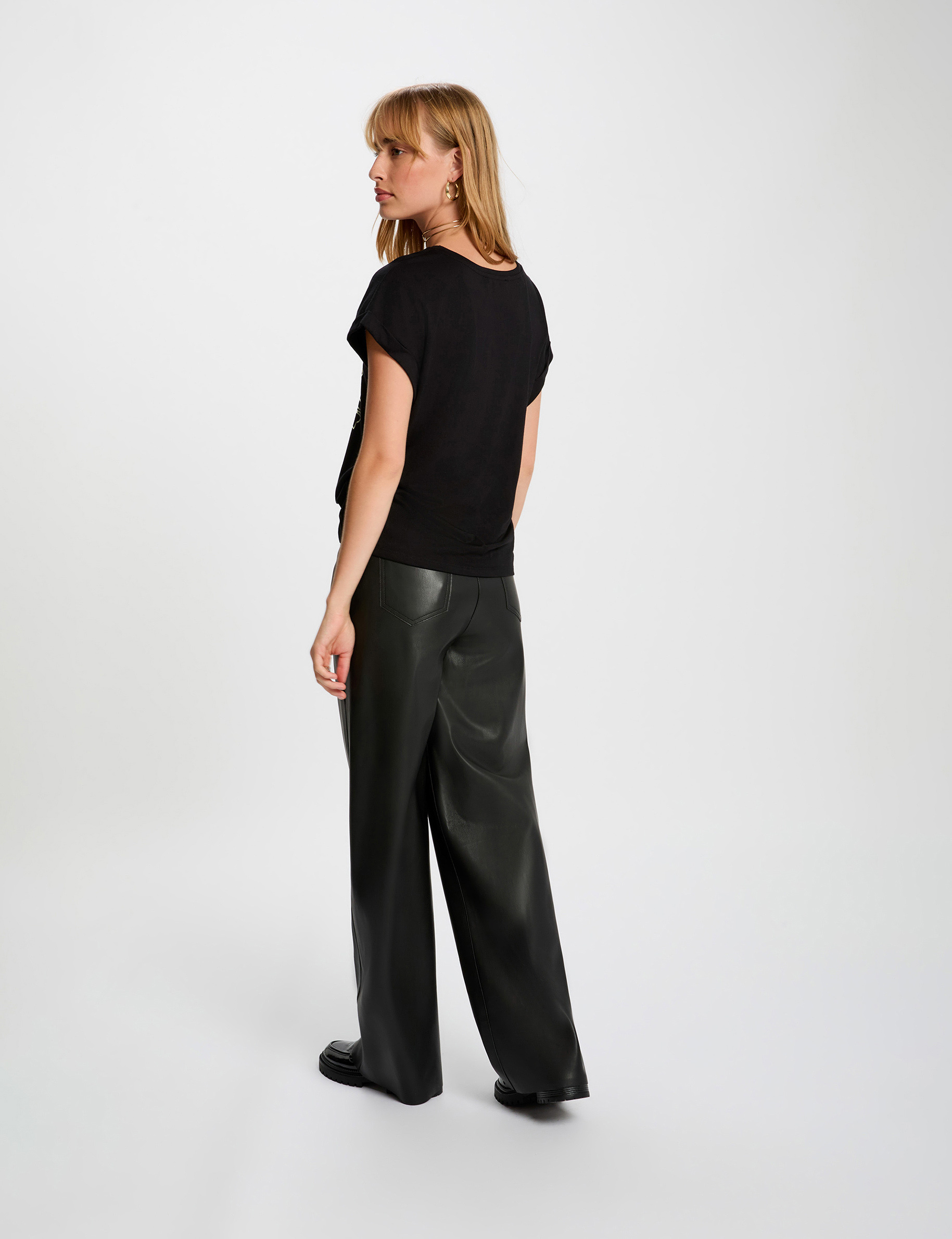 Straight t-shirt with round neck black women