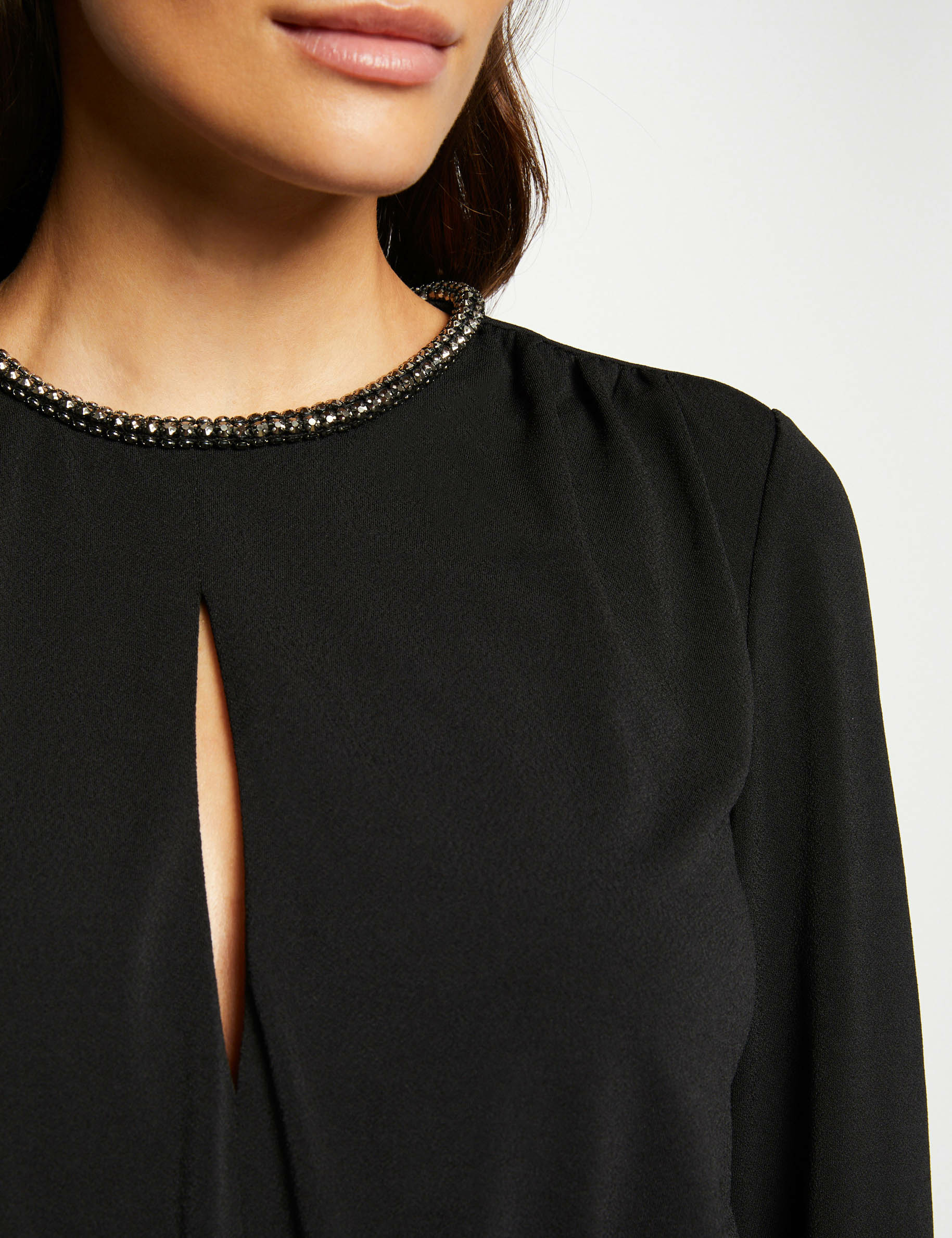 robe ajustee froncee avec col bijoux noir femme Robe ajustée froncée avec col bijoux noir femme