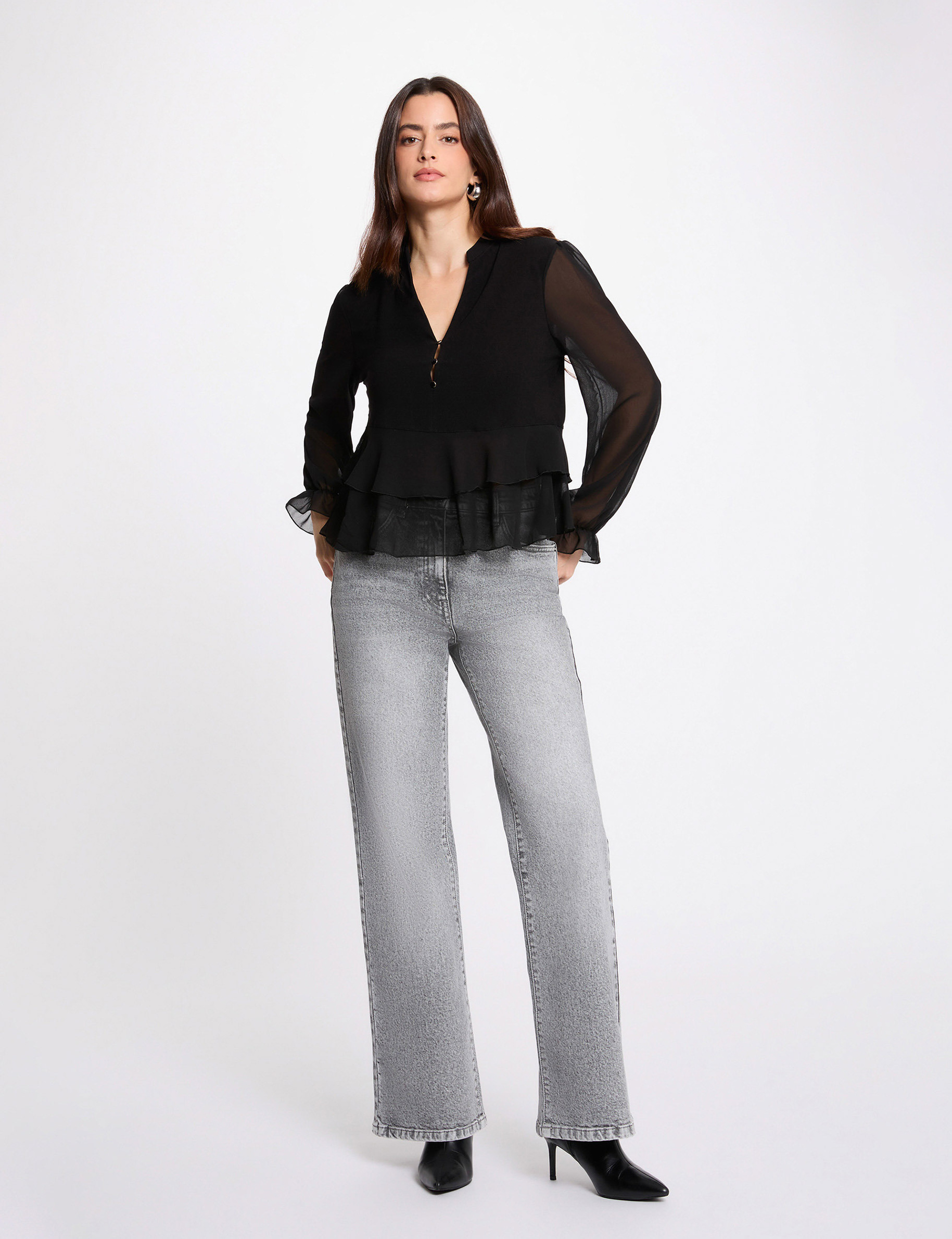 T-shirt with ruffled v-neck black women