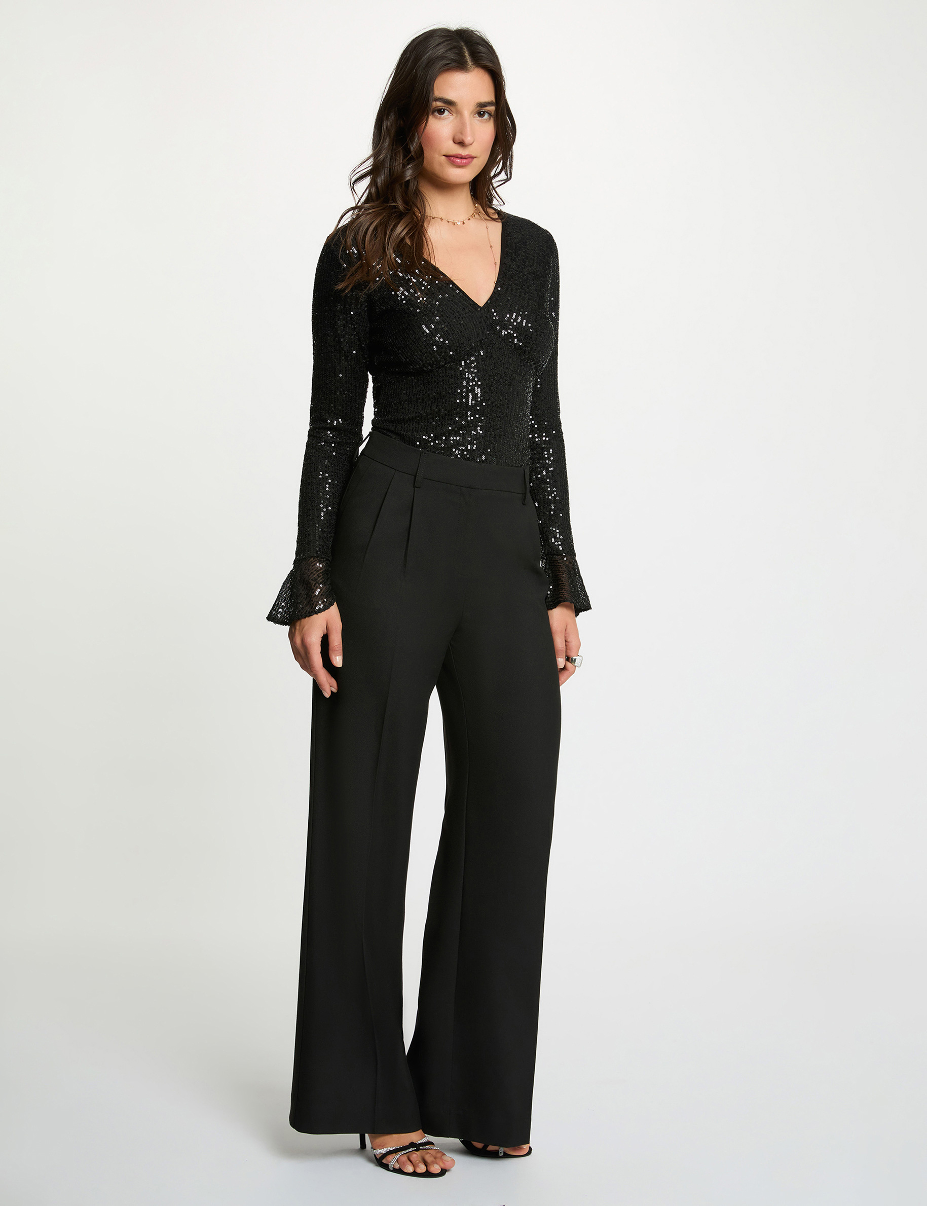 Fitted v-neck t-shirt black women