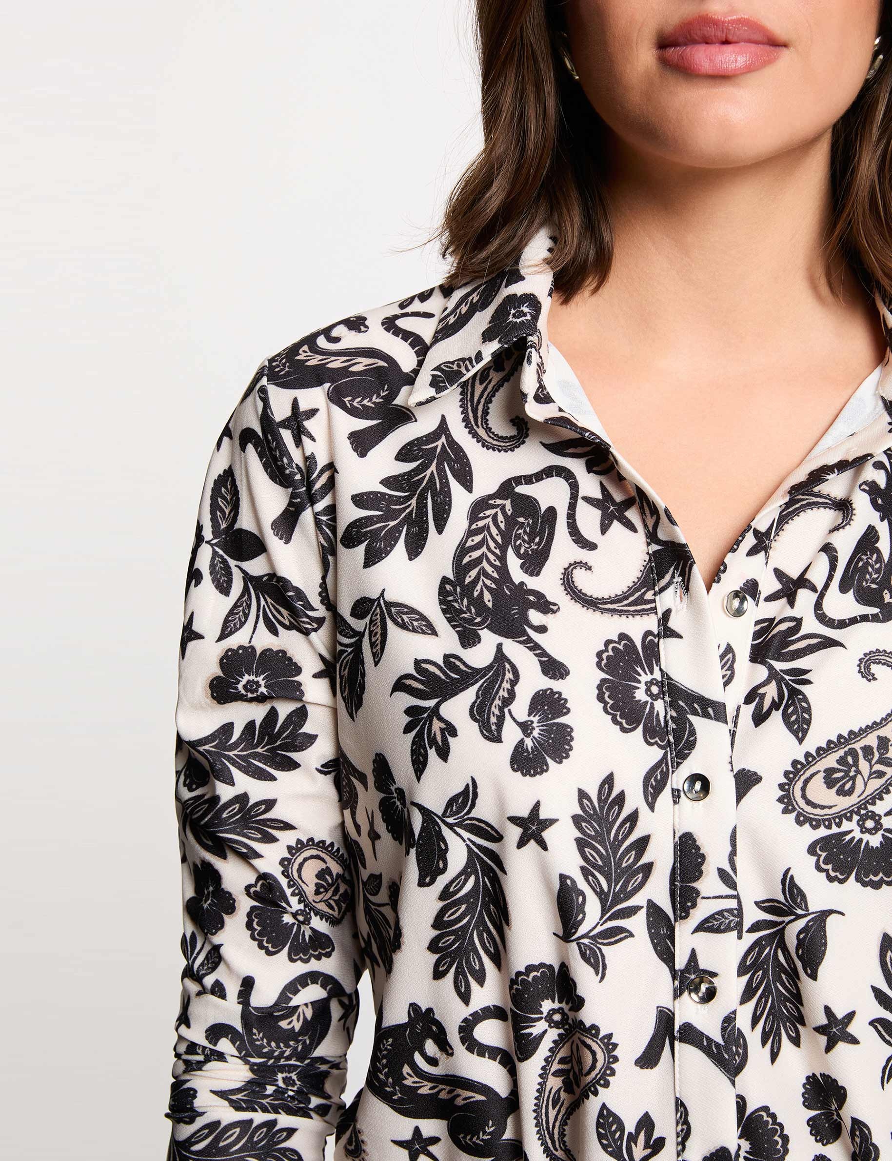 T-shirt with a turned-up collar white women