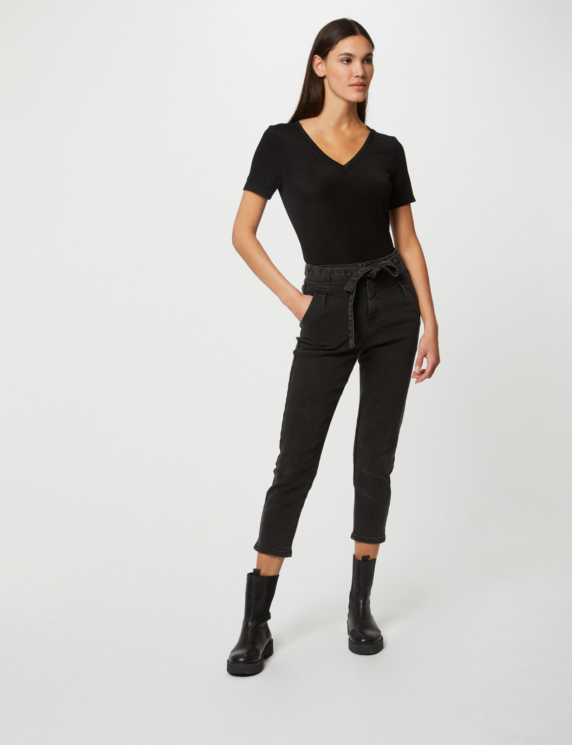 short sleeved t shirt with v neck black women Short-sleeved t-shirt with V-neck black women