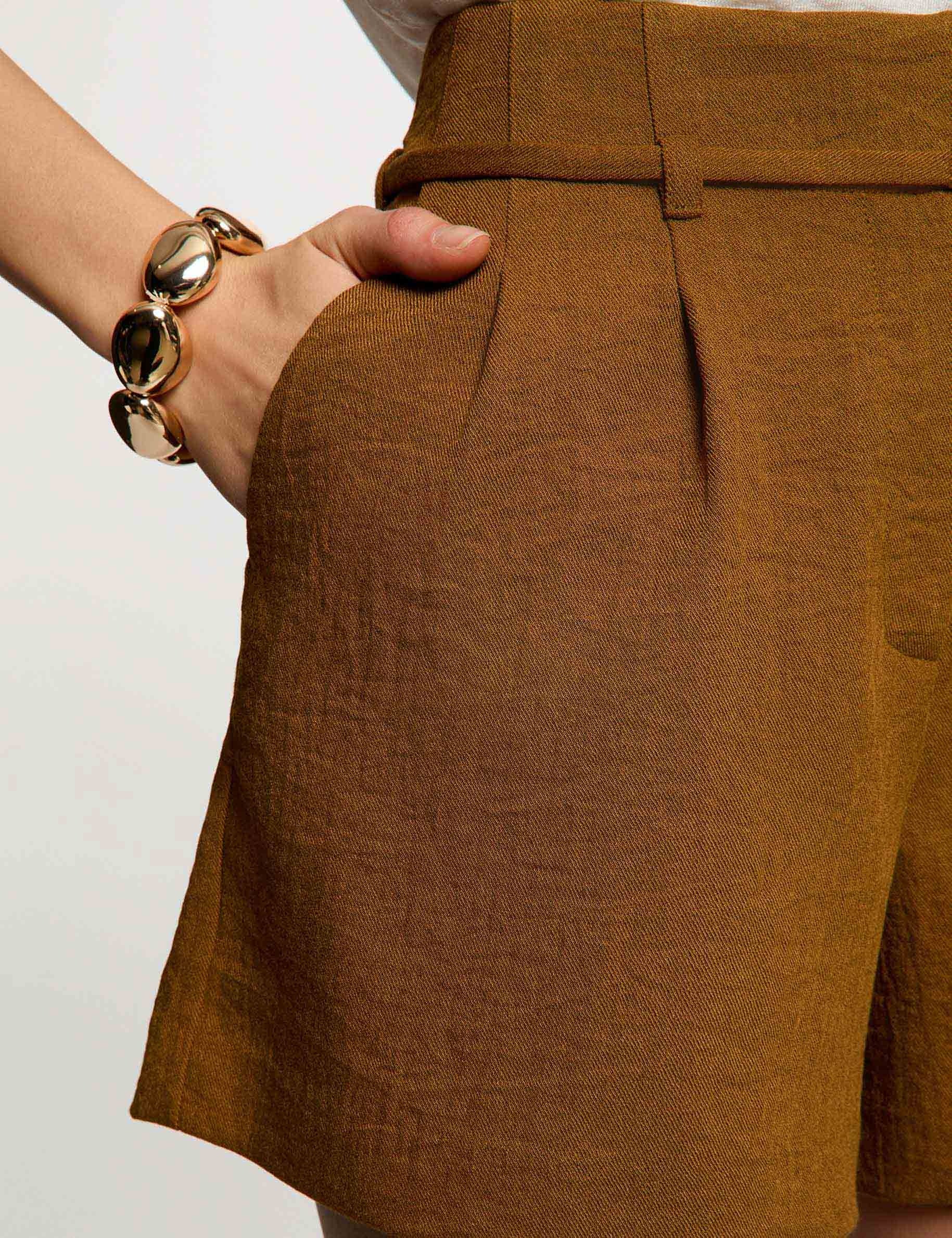 High-waisted shorts camel women