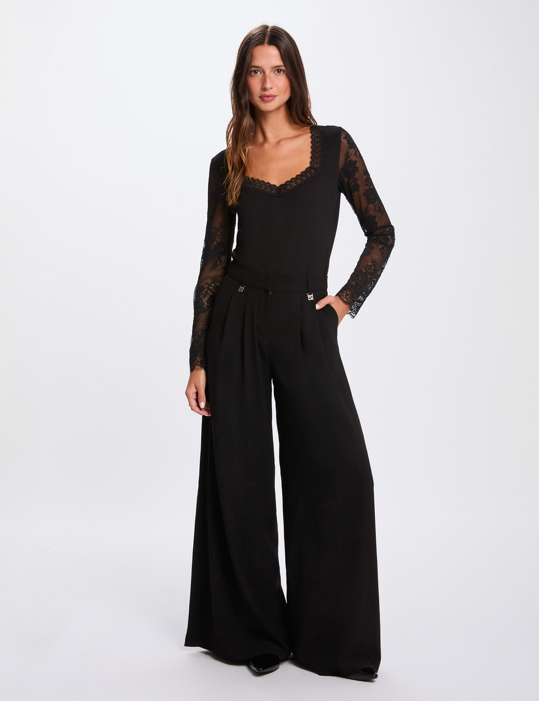Lace t-shirt with sweetheart neckline black women