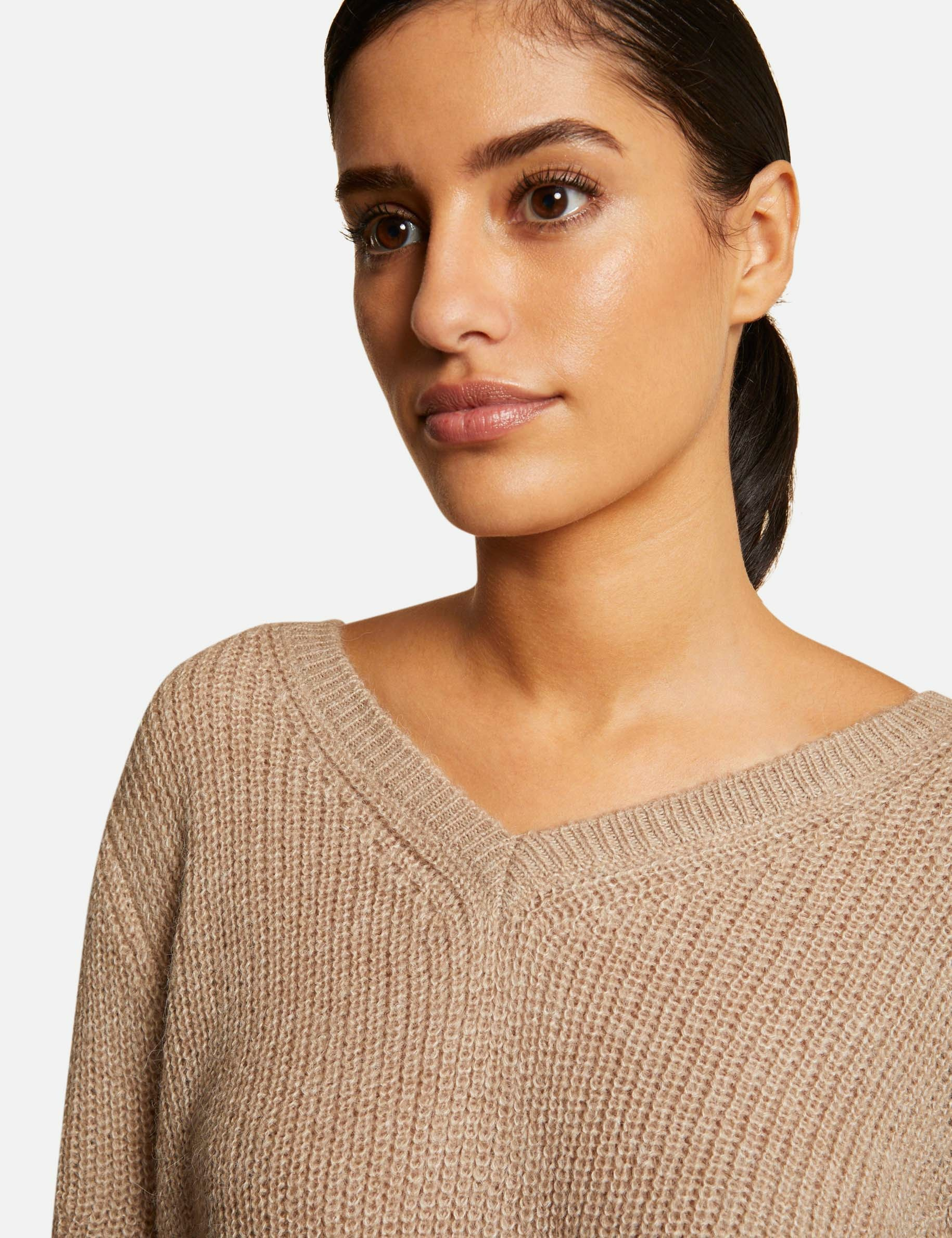 Long-sleeved jumper with V-neck taupe ladies' Long-sleeved jumper with V-neck taupe ladies'