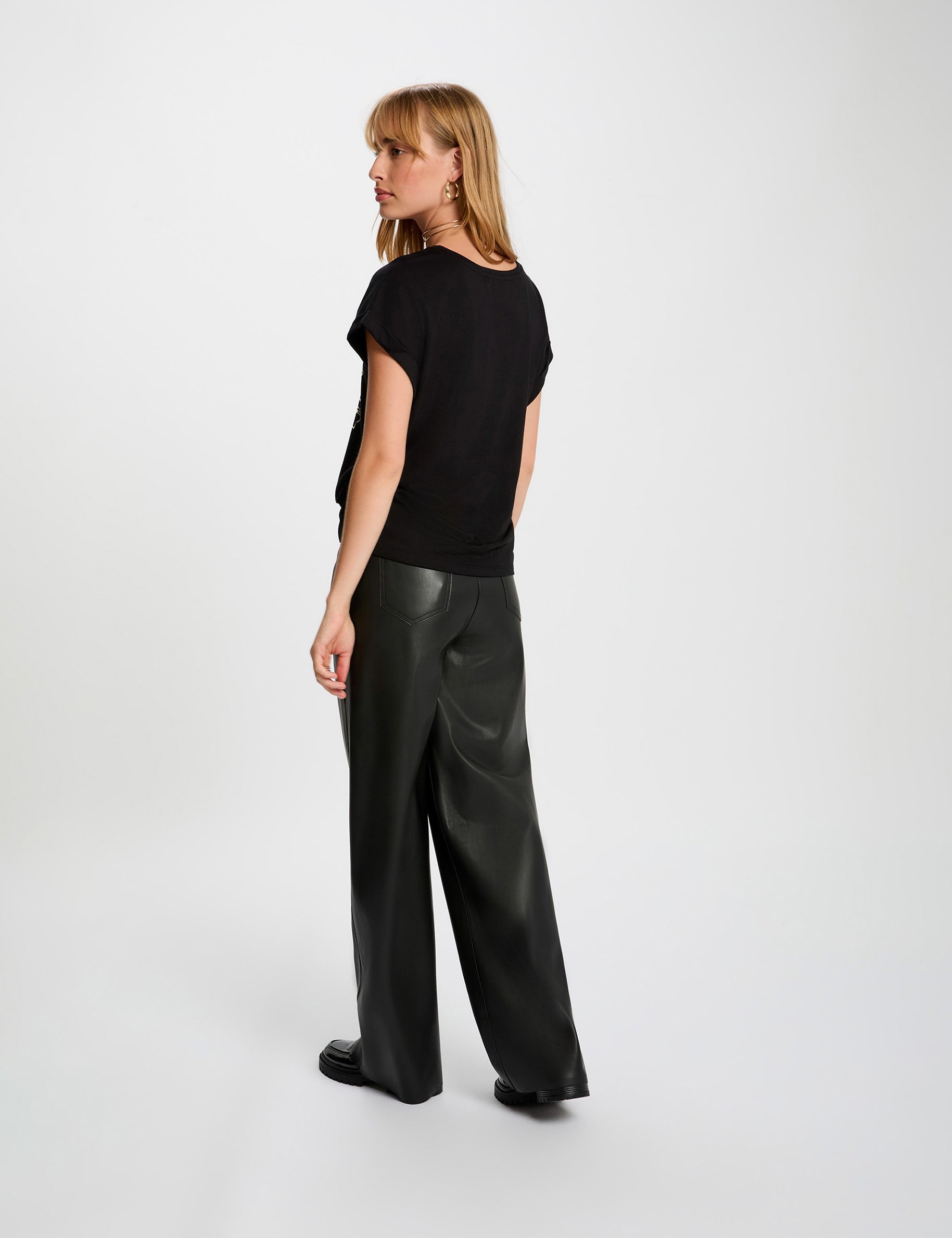 Straight t-shirt with round neck black women