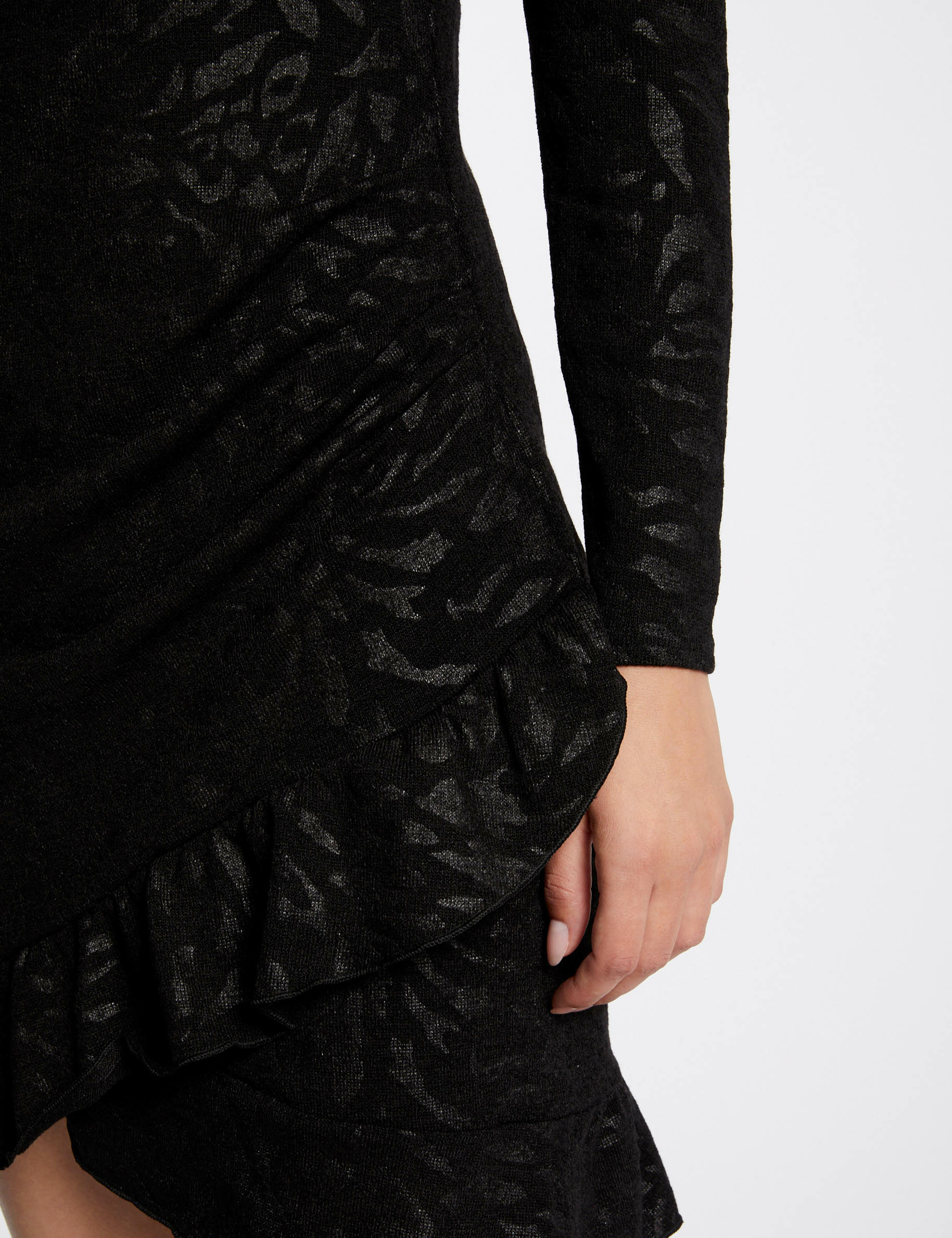 robe ajustee drapee imprime abstrait noir femme Robe ajustée drapée imprimé abstrait noir femme