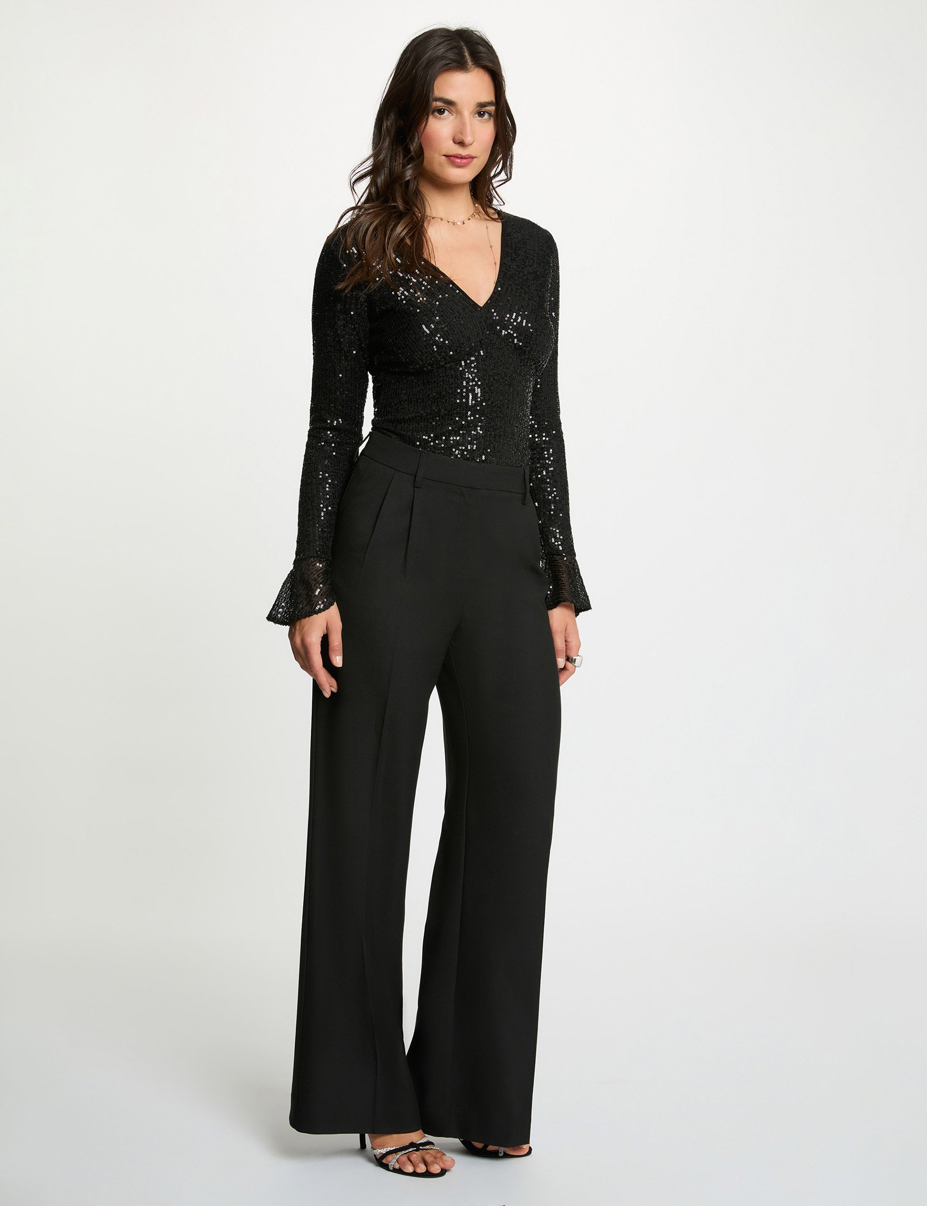 Fitted v-neck t-shirt black women