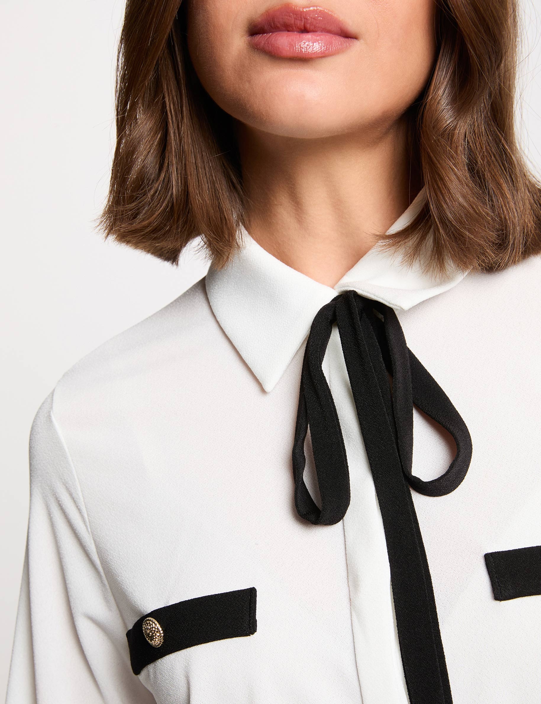 T-shirt with a turned-up collar white women