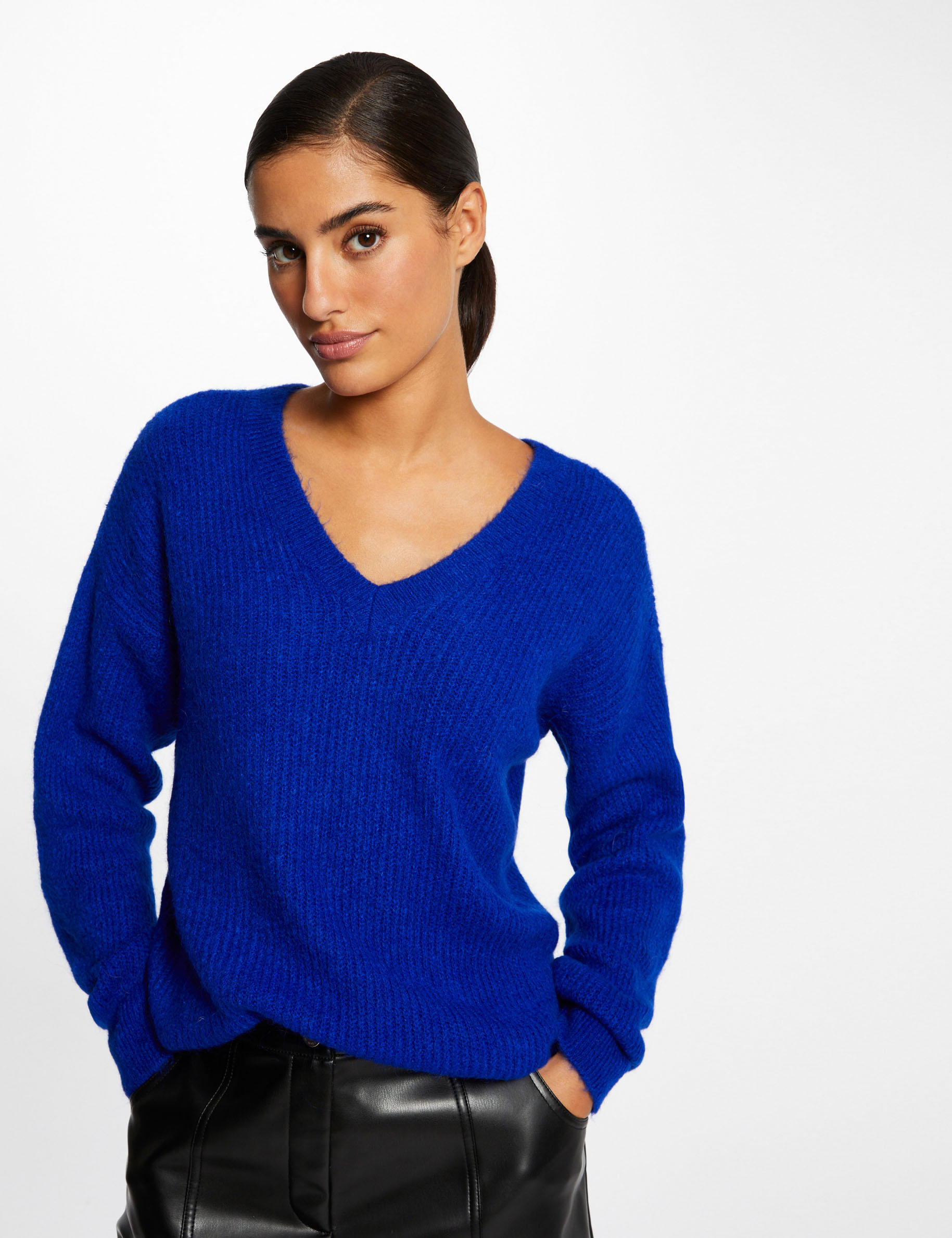 Long-sleeved jumper with V-neck electric blue ladies'