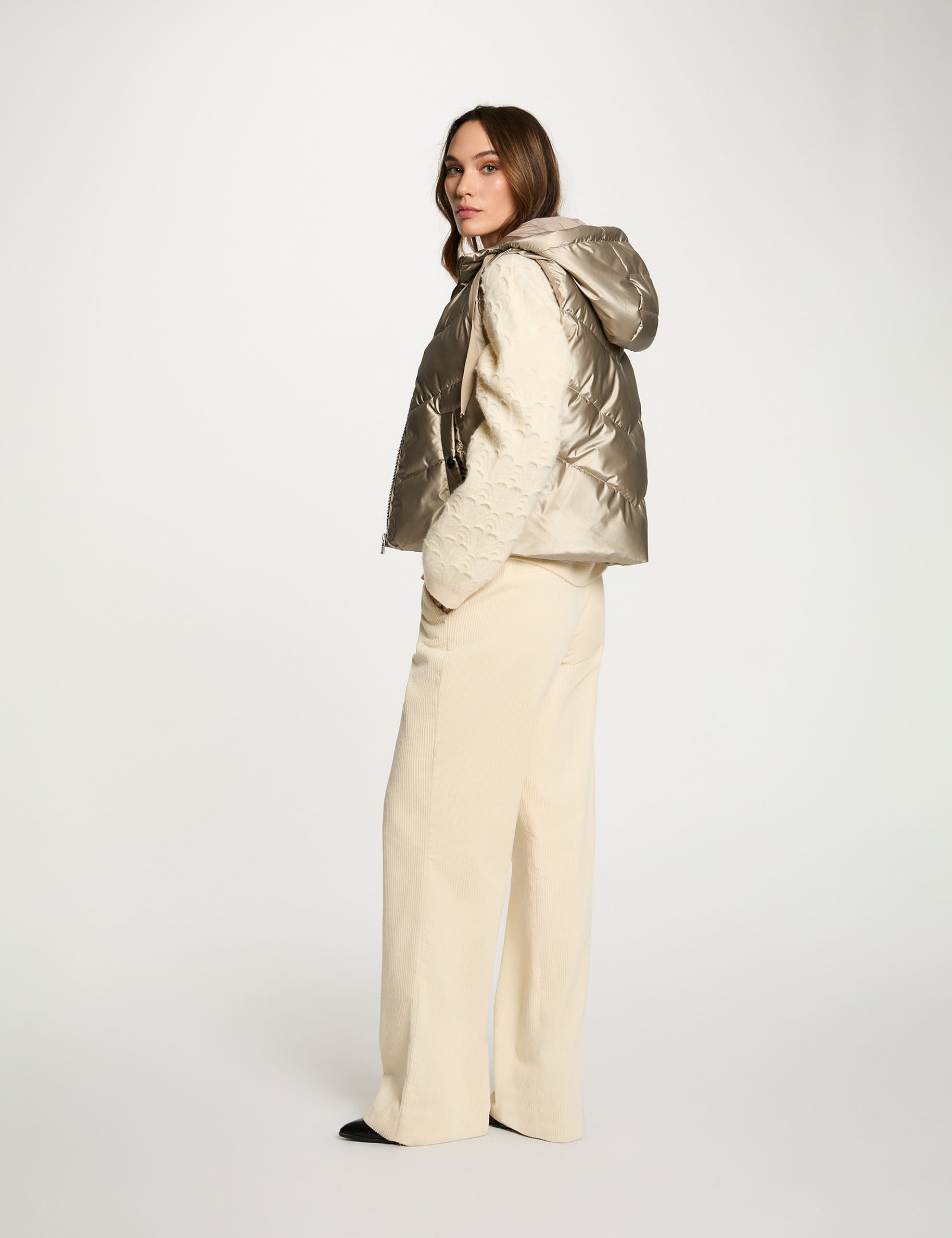 Shiny sleeveless puffer gold yellow women