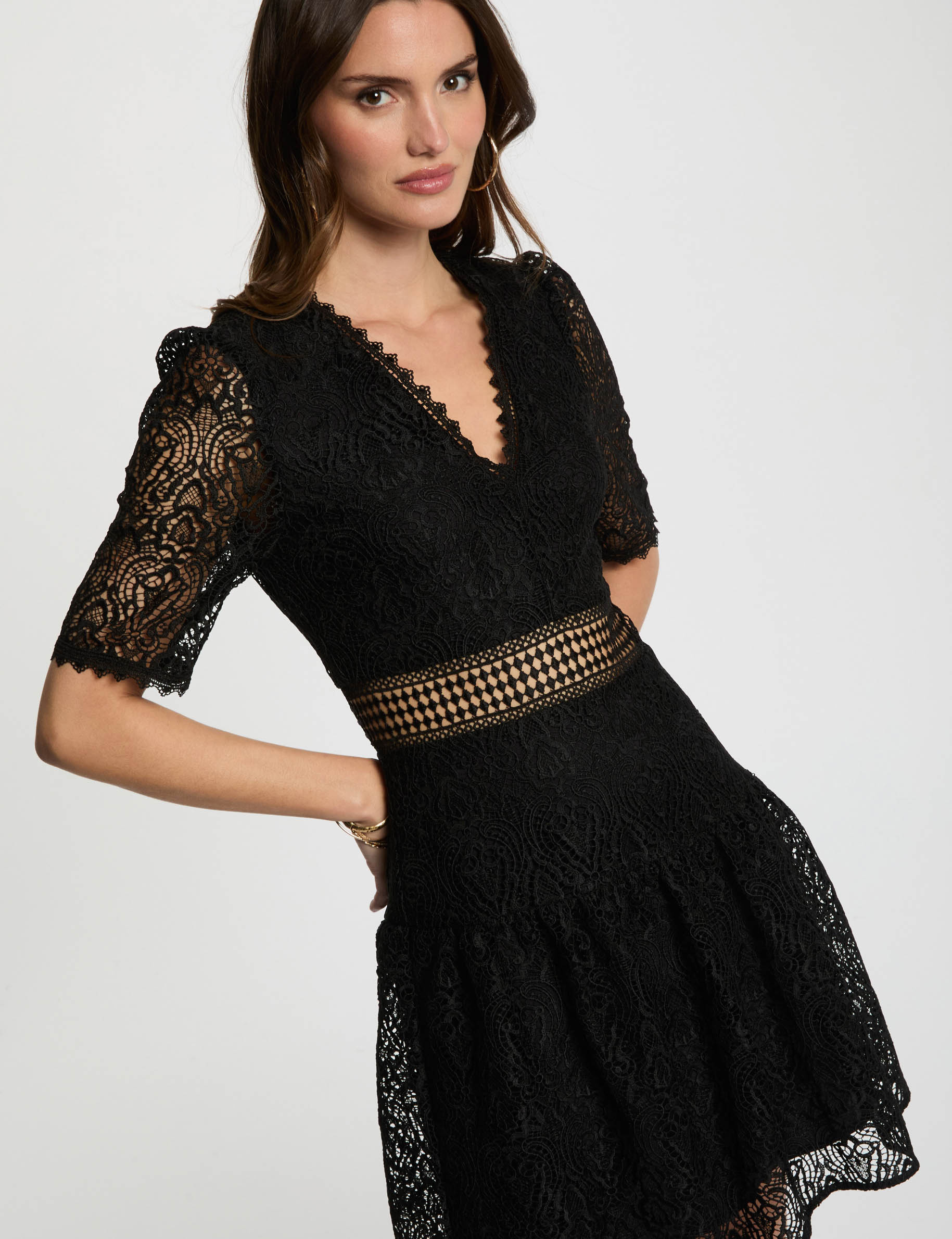 Robe courte cintrée dentelle noir femme
